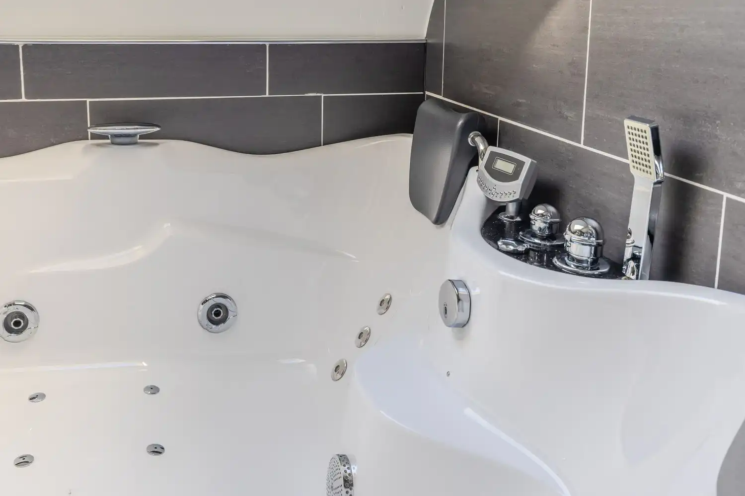 Stijlvolle, instapklare woning met vier slaapkamers, twee badkamers en verwarmd zwembad te koop in Lanaken foto 33