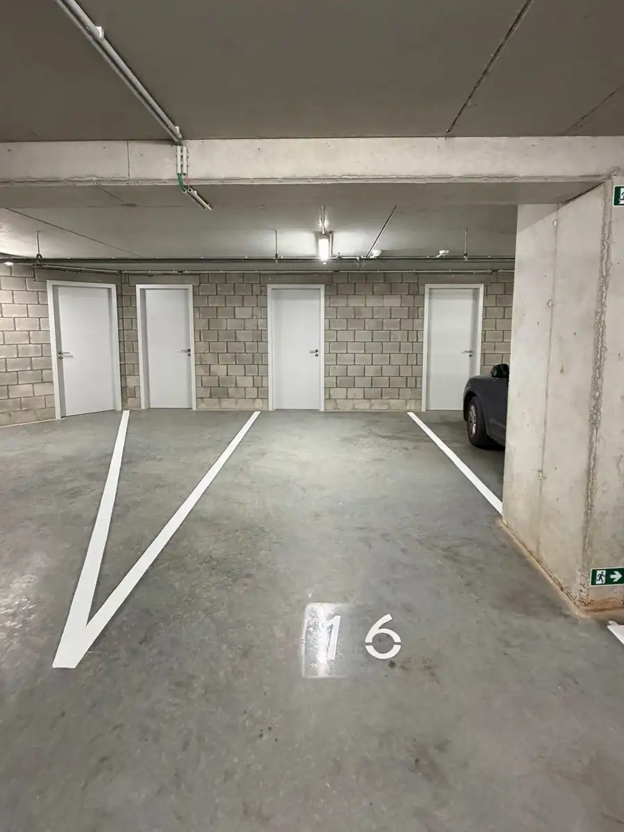 Autostaanplaats + berging op topligging foto {{pictureIndex}}