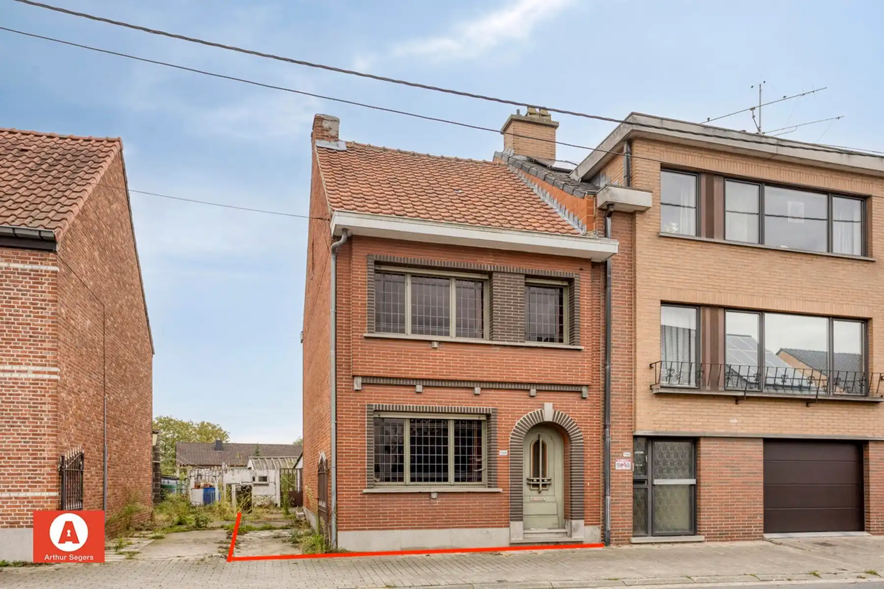 Te renoveren halfopen bebouwing met zuidwestgerichte tuin foto 2