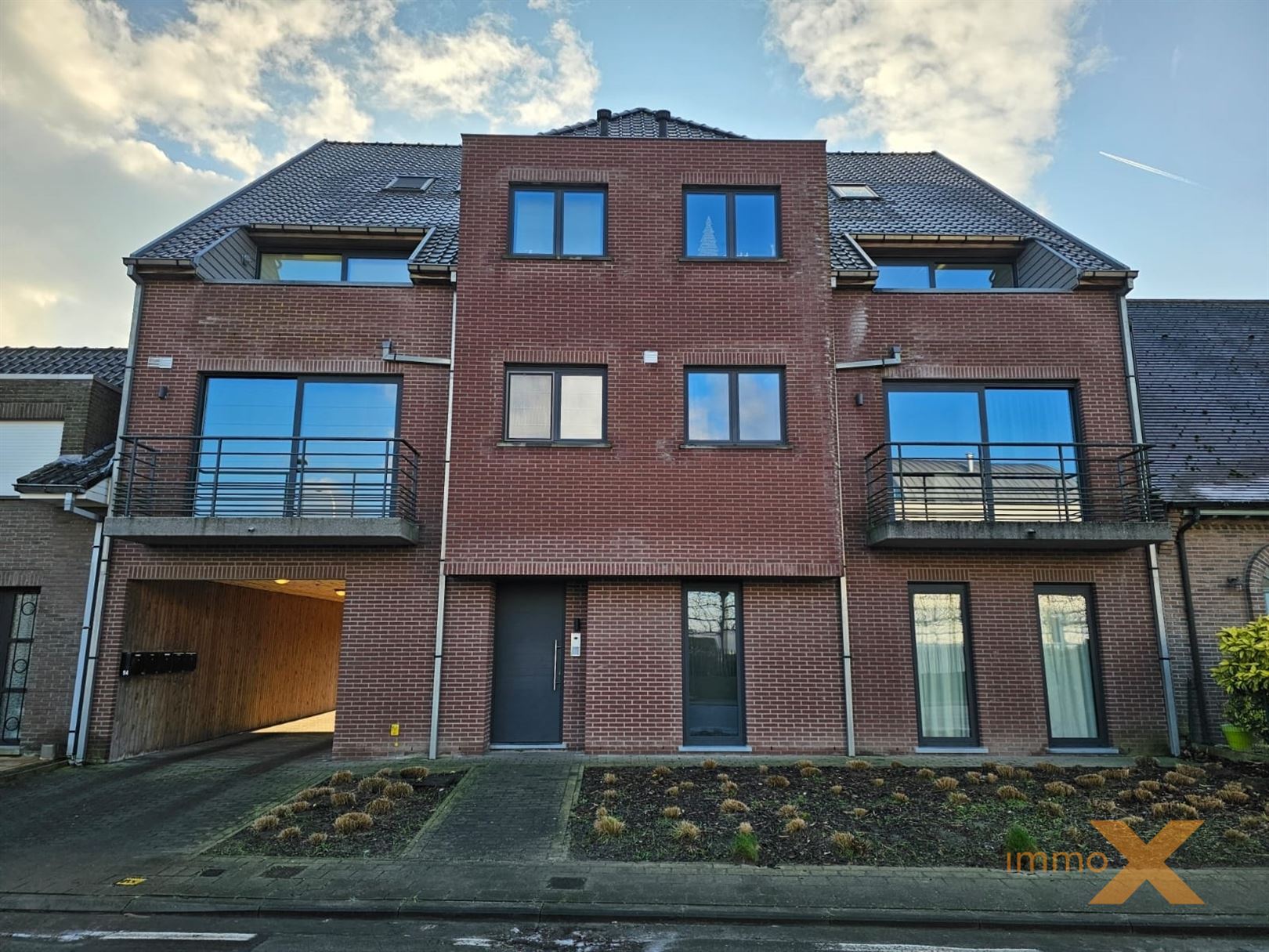 RUIM LICHTRIJK GELIJKVLOERS MET TUINTJE foto 31