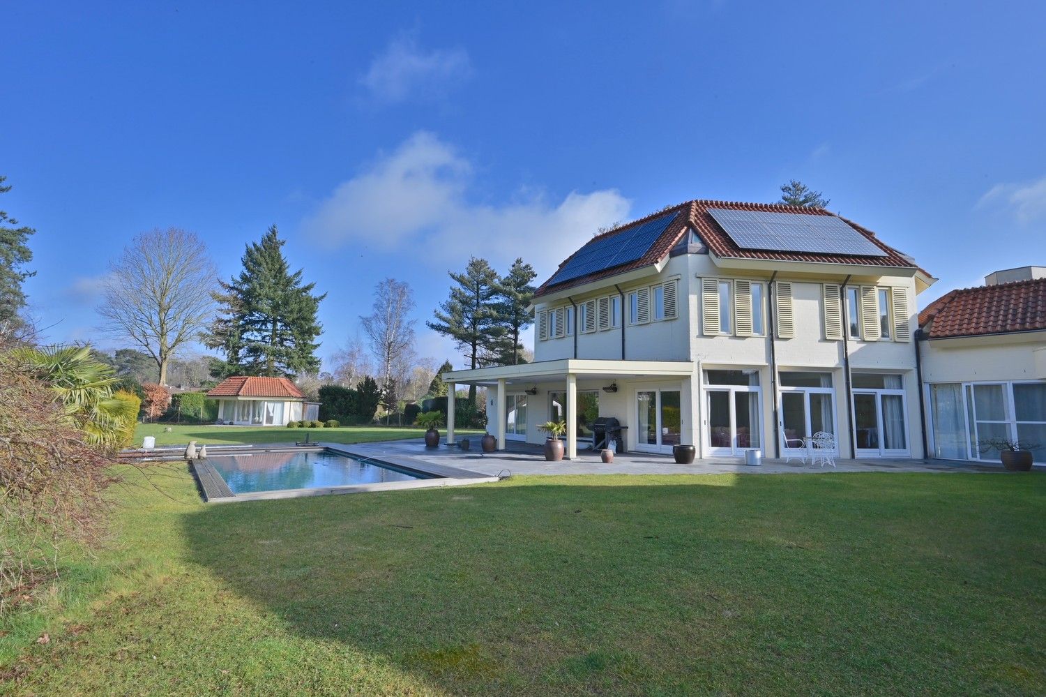 Villa met een uniek, eigentijds ontwerp, fraai gelegen op een perceel van 45a (4.500 m²) in een van de mooiste lanen van Lanaken in villawijk Goudkust te Neerharen foto 3