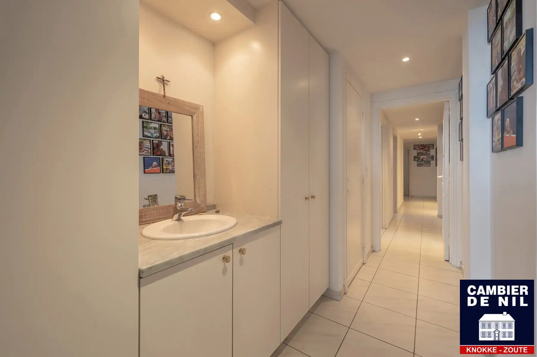 Mooi ongemeubeld appartement met frontaal zeezicht  foto 7