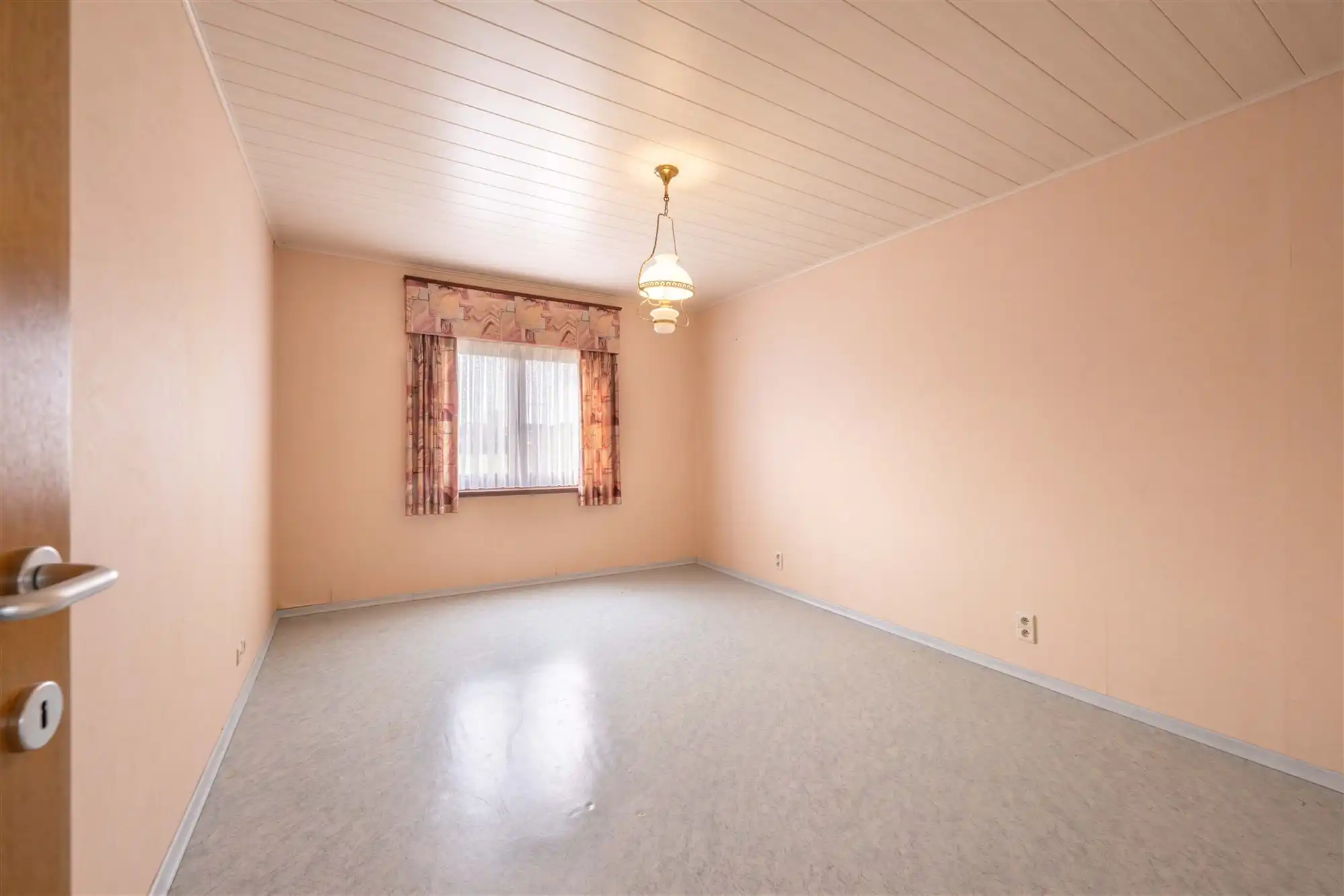 Kloeke halfopen woning met 2 garages en tuin foto 16