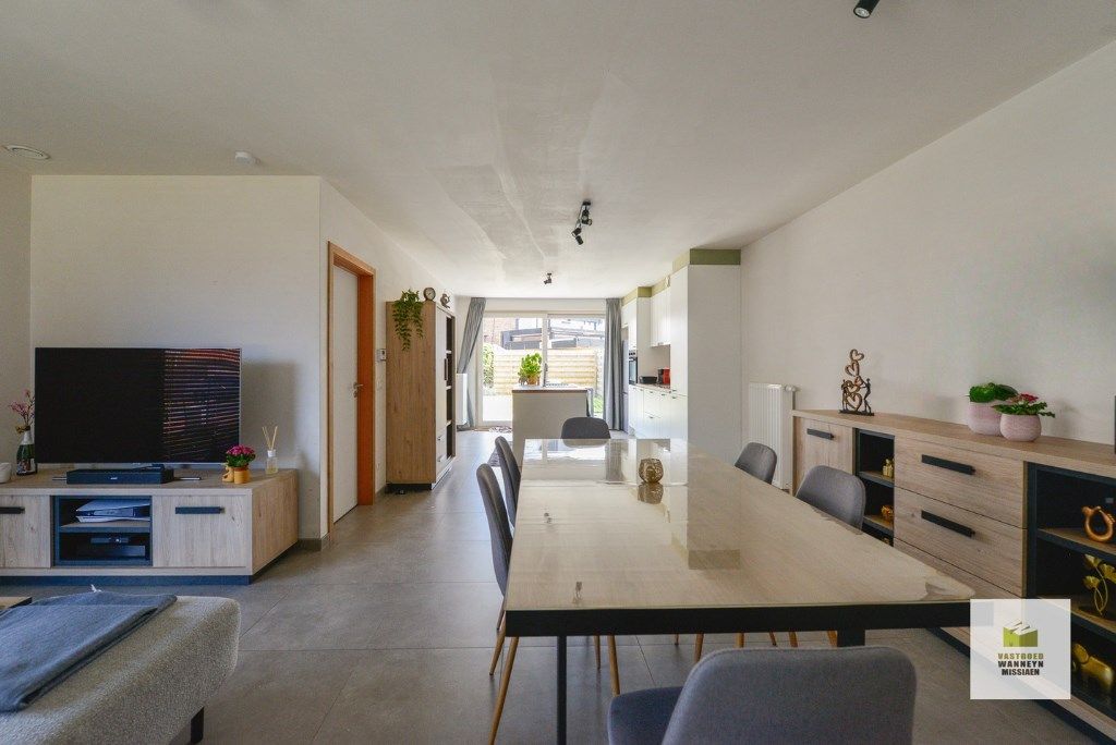 Energiezuinige recente woning met 3 slaapkamers, tuin en carport in rustige straat te Sint-Joris foto 6