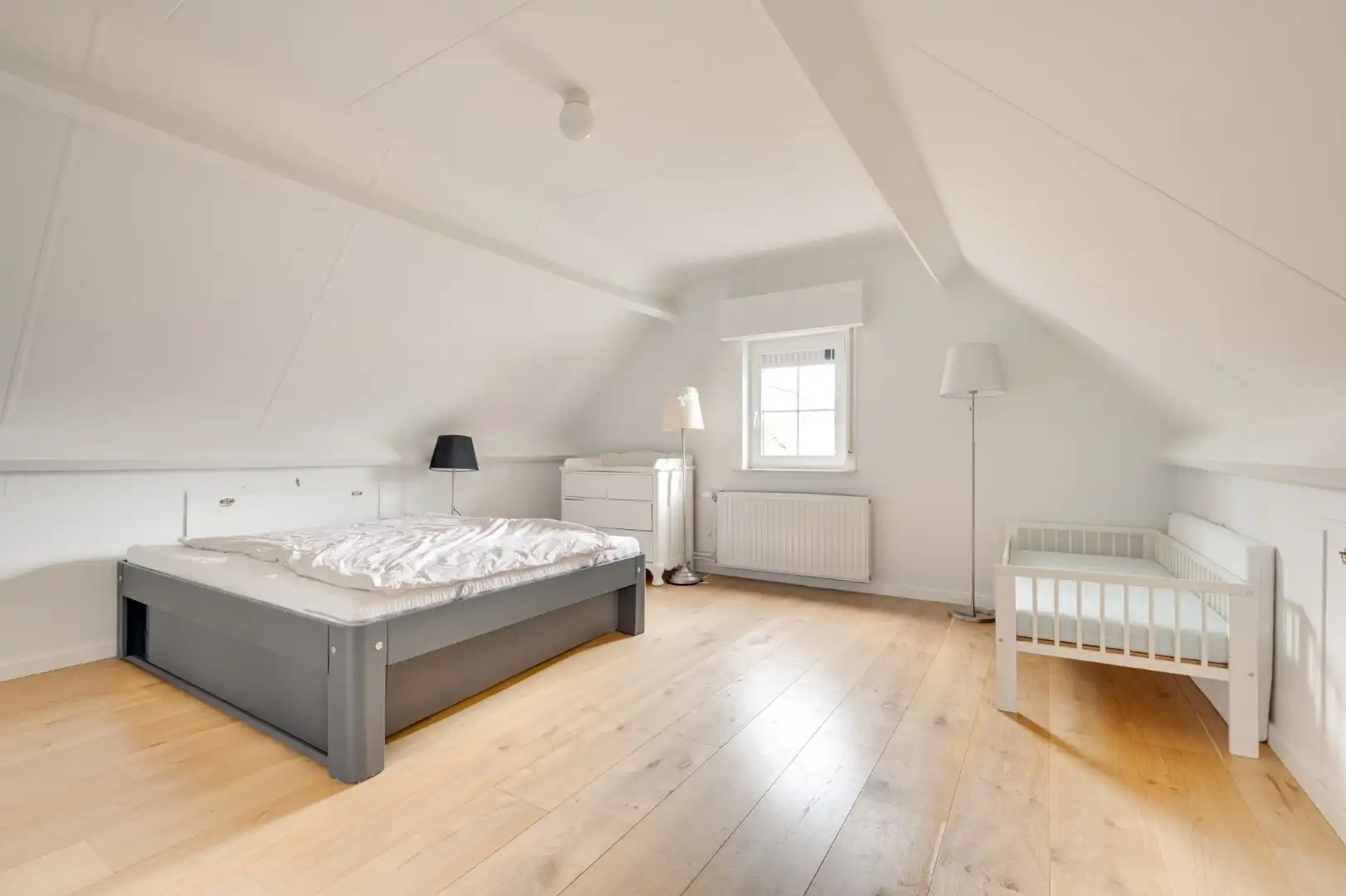 Karaktervolle alleenstaande ruime villa met rondom tuin op korte afstand van het strand  foto 20