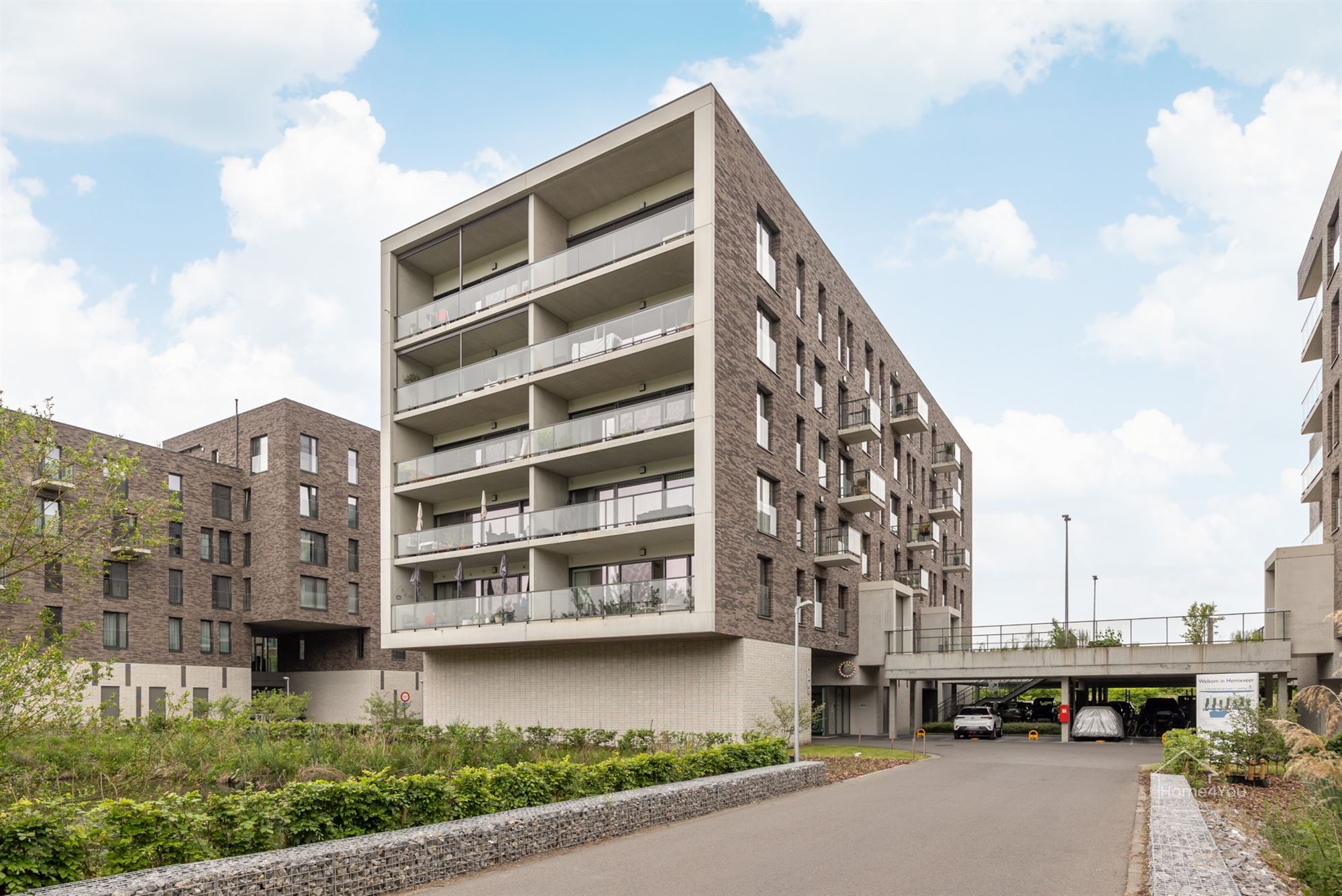 Overdekte parkeerplaats foto {{pictureIndex}}