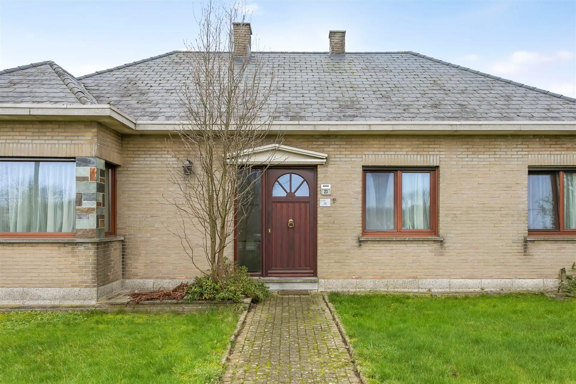 Ruime vrijstaande woning, omgeven door groene weilanden en op wandelafstand van het dorp. foto 2