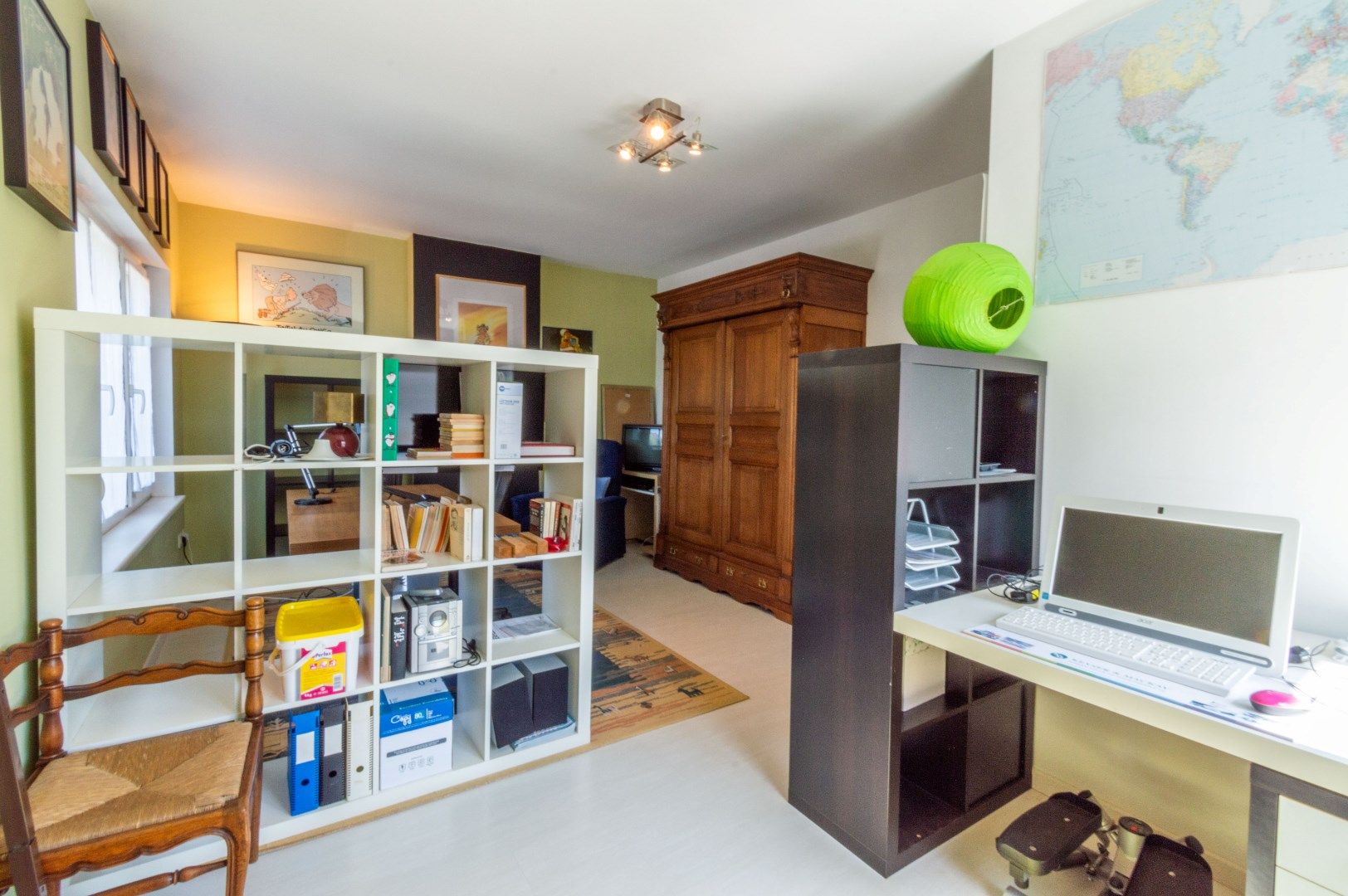  Ruime en goed onderhouden driegevel-woning met 3 slaapkamers, 2 terrassen, tuin, garage en oprit met plaats voor meerdere wagens foto 16