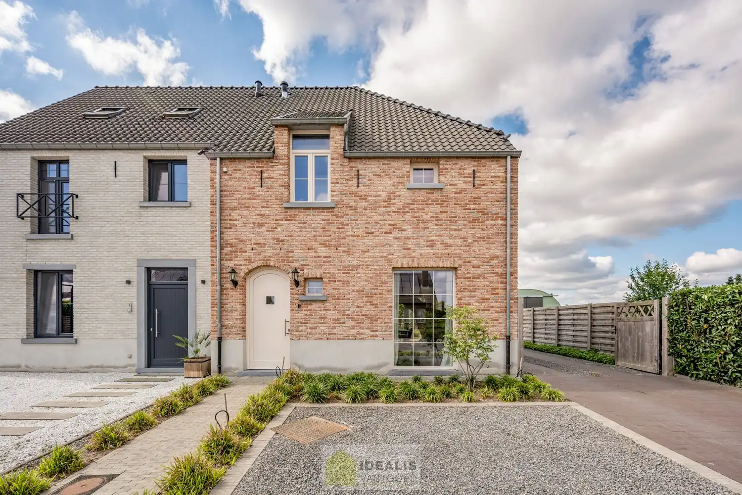 IDEALIS VASTGOED - Prachtige stijlvolle woning met 2 tot 3 slaapkamers op gegeerde locatie! foto {{pictureIndex}}