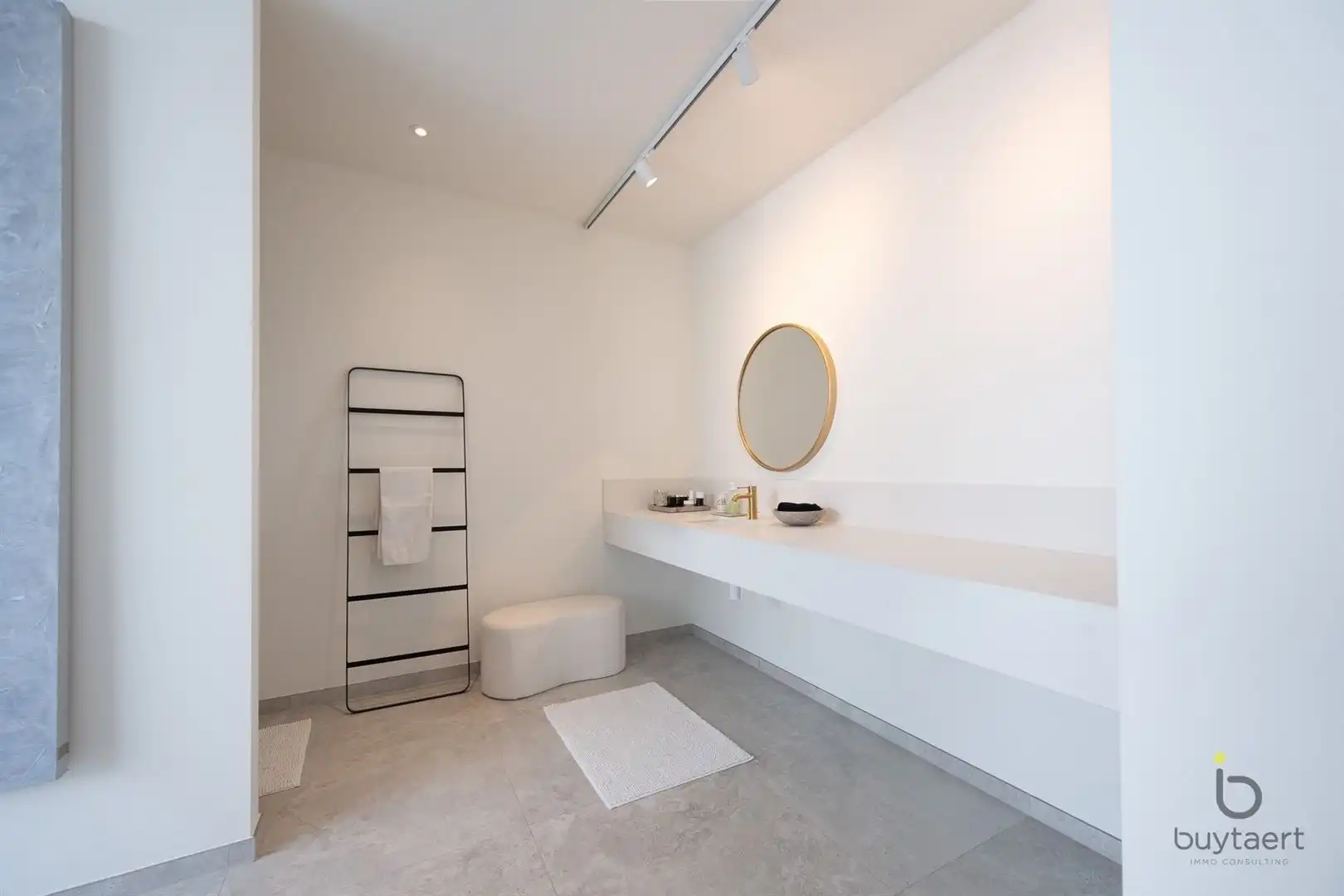 Knappe GELIJKVLOERSE villa + bijgebouw te Halle! foto 30