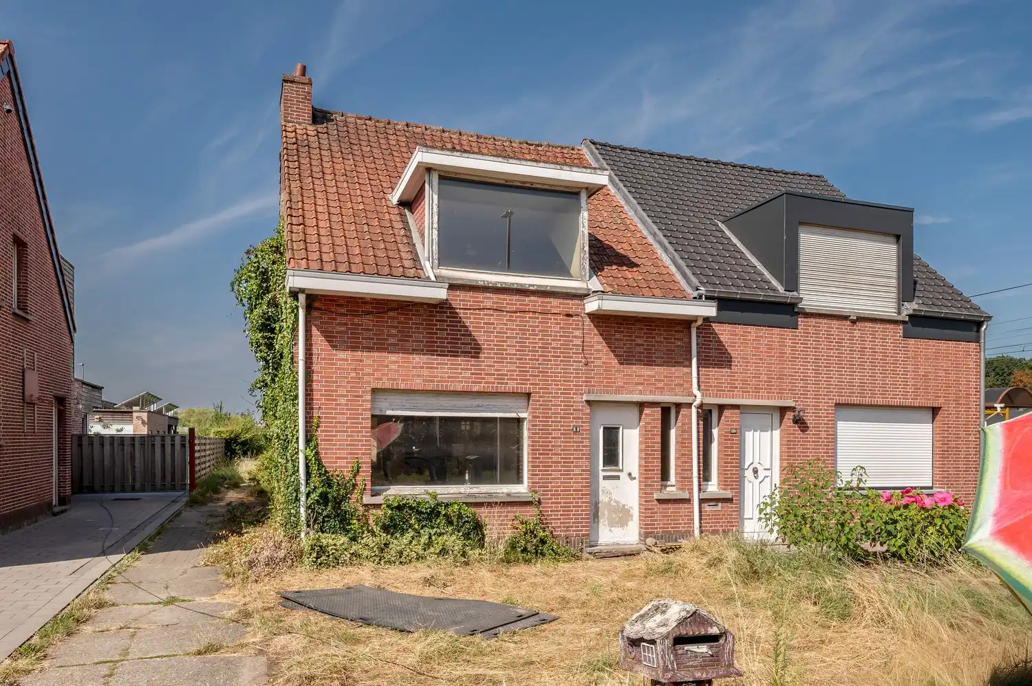 Volledig te renoveren halfopen gezinswoning op een perceel van 834 m². foto 2