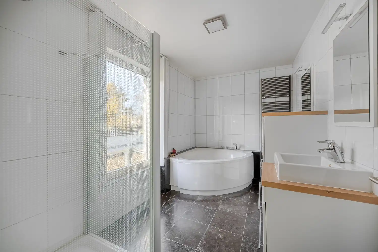 Ruime, energiezuinige gezinswoning met ingebouwd zwembad op toplocatie in Lanaken foto 32