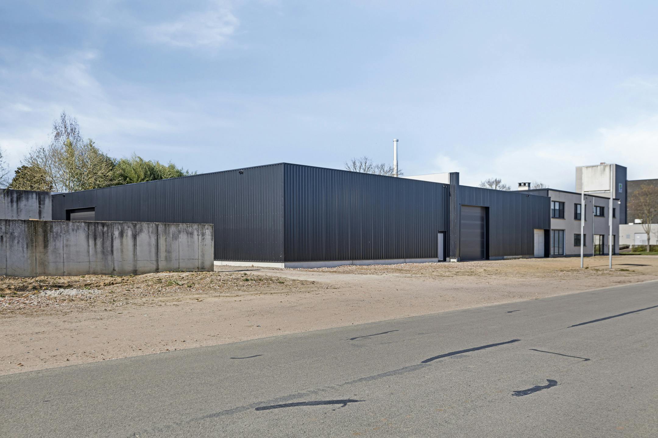 Industriegebouw met conciërge-appartement op 34a 60ca in Maaseik te koop foto 24