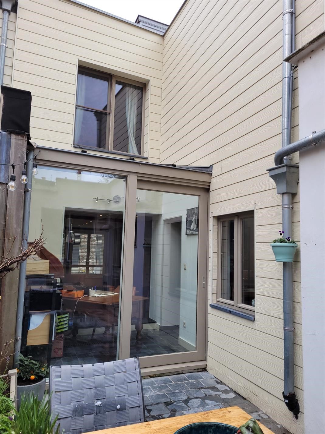 Gerenoveerde trapgevelwoning met zonnepanelen en terras in hartje Brugge. foto 11