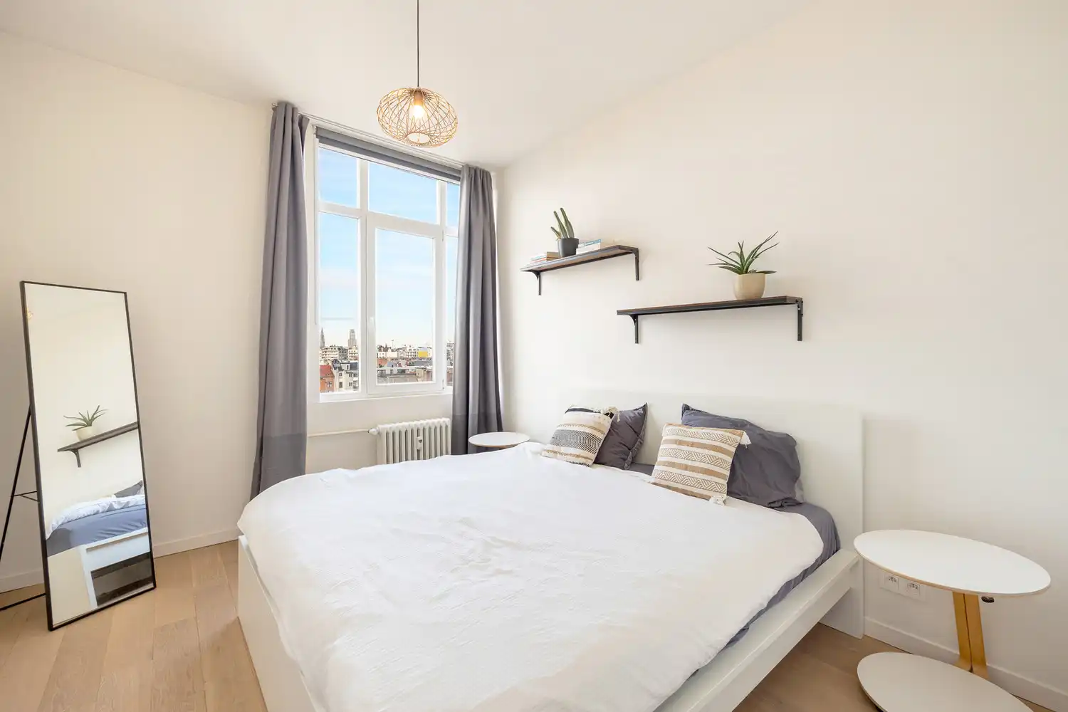 Vernieuwd ruim 2-slpk appartement met panoramisch zicht foto 13