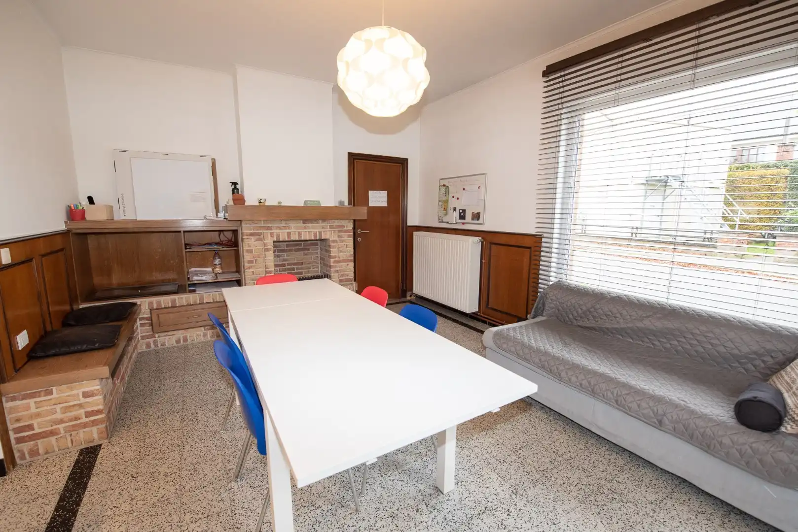 Ruime  en goed onderhouden woning met 3 slaapkamers op centrale ligging te Deerlijk. foto 5
