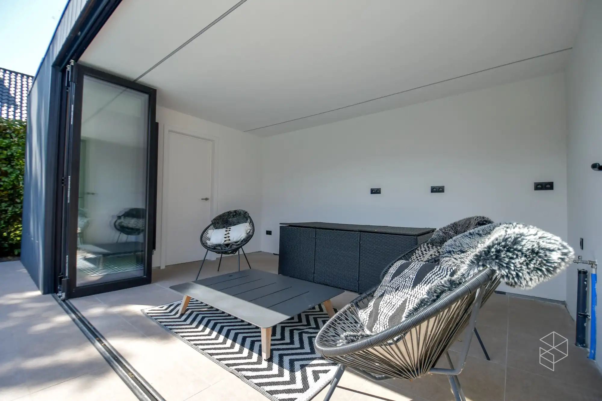 GROTE (254m²) instapklare gezinswoning met 4 slaapkamers, zwembad en poolhouse foto 5