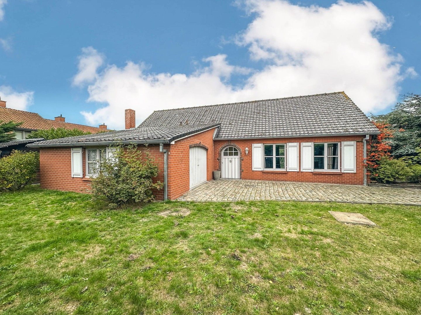 Hoofdfoto van de publicatie: Instapklare villa nabij het bruisende dorp van Koksijde.