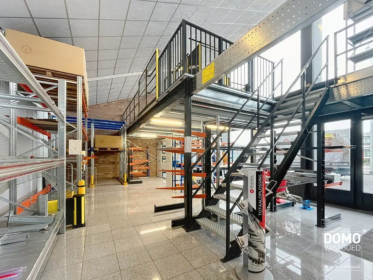 RUIM COMMERCIEEL GEBOUW VOORZIEN VAN TOONZAAL, KANTOREN EN OPSLAGPLAATS IN HERK-DE-STAD  foto 3