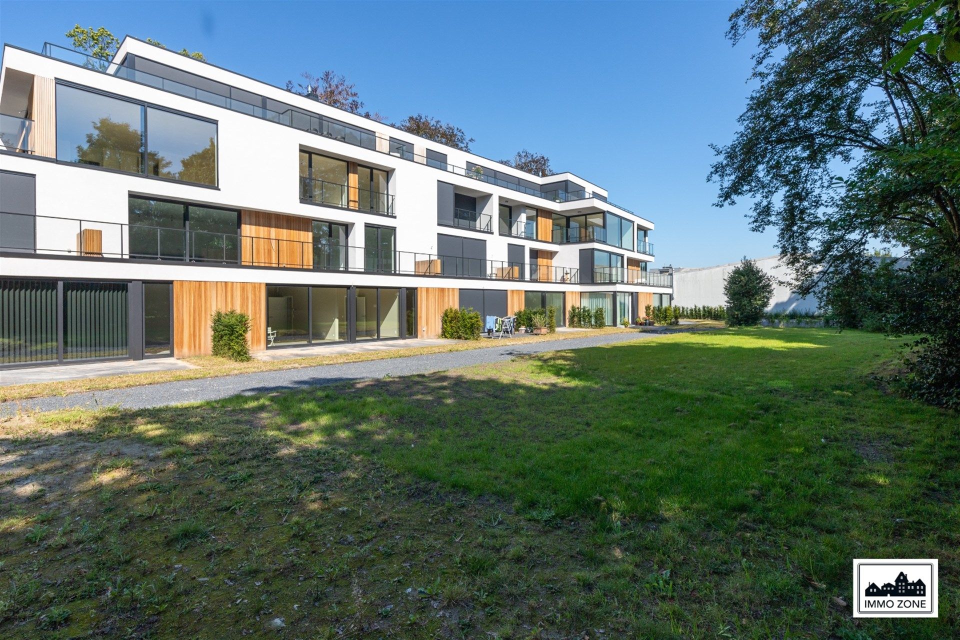 Luxues energiezuinig ruim appartement met terras met uitzicht op de natuur. foto {{pictureIndex}}