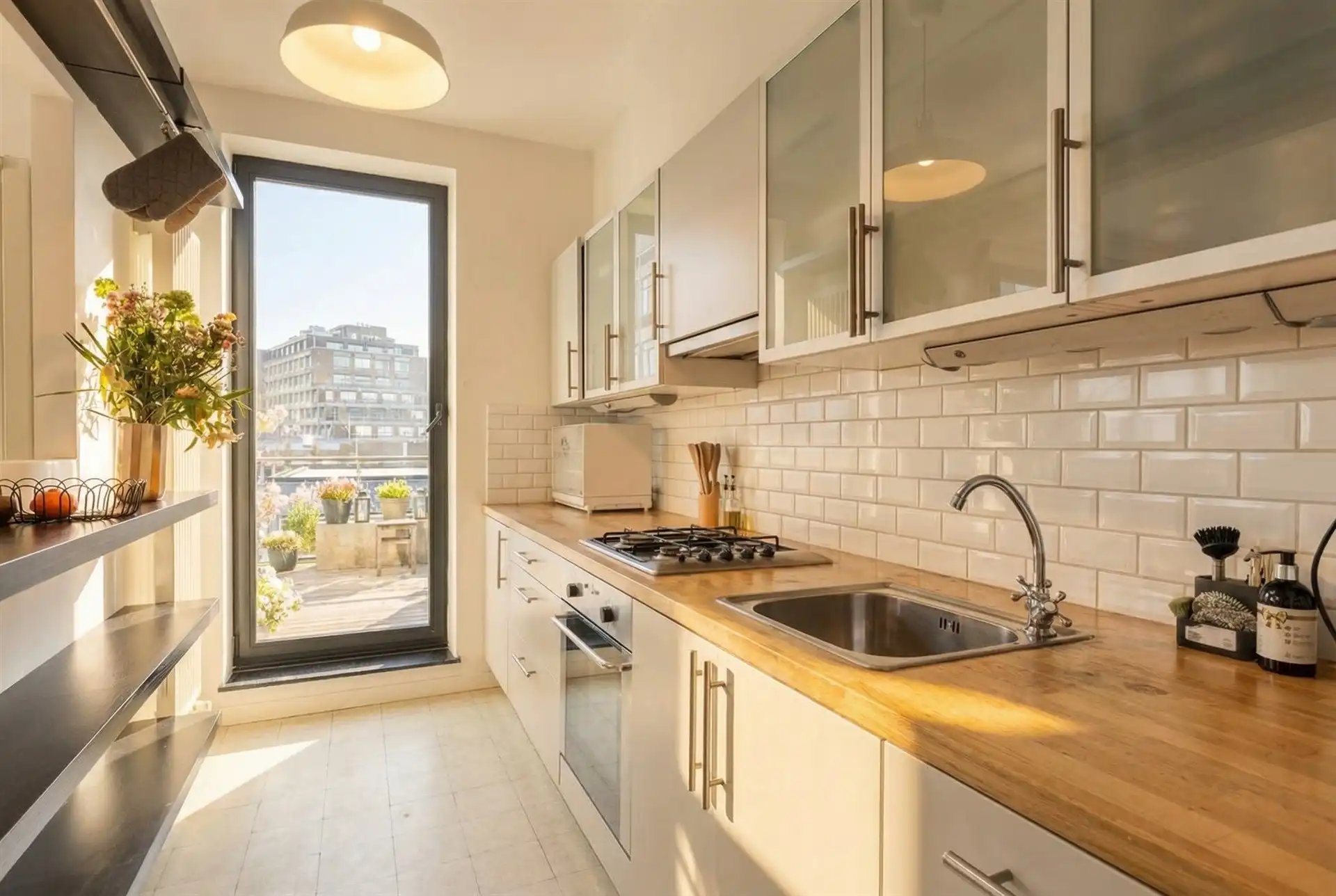 Urban Sky Living: Bright Top-Floor Apartment with Terraces. foto 6