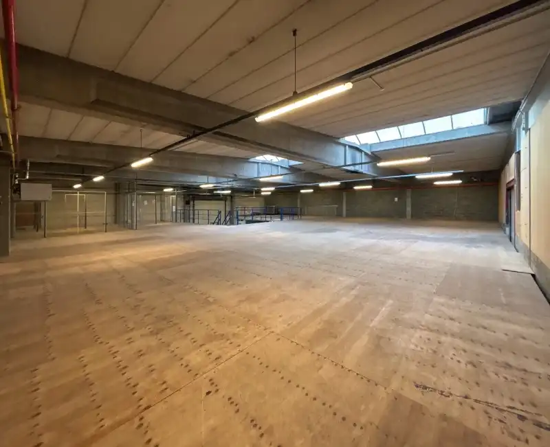 Magazijn met kantoorruimte te huur foto 3