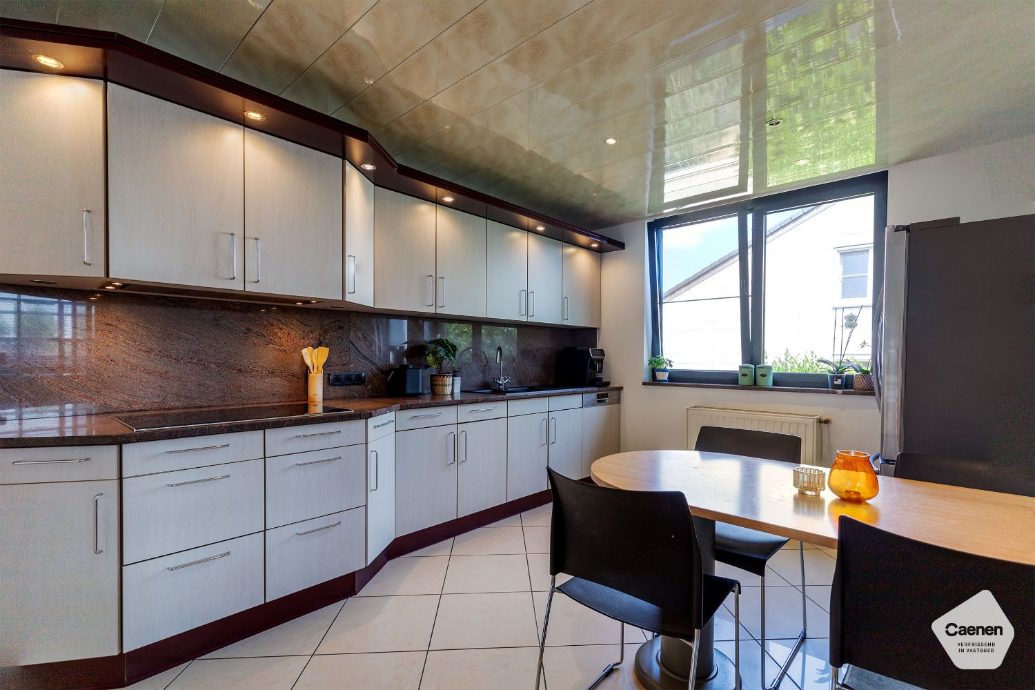 UNIEKE & LUCHTIGE ALLEENSTAANDE WONING met 4 SLAAPKAMERS ,RUIME GARAGE en TUIN foto 6