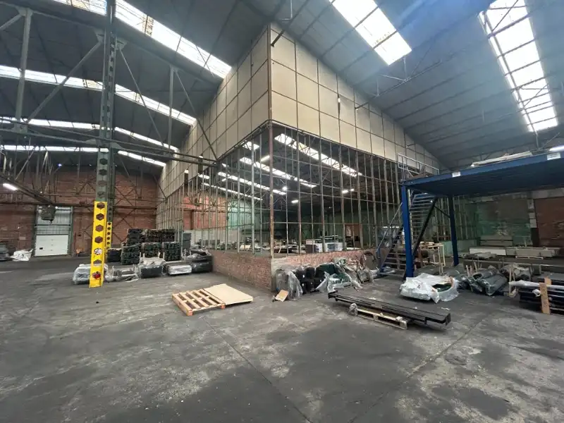 Ruim industrieel magazijn van ca. 6.900 m² met parkeerfaciliteiten foto 4