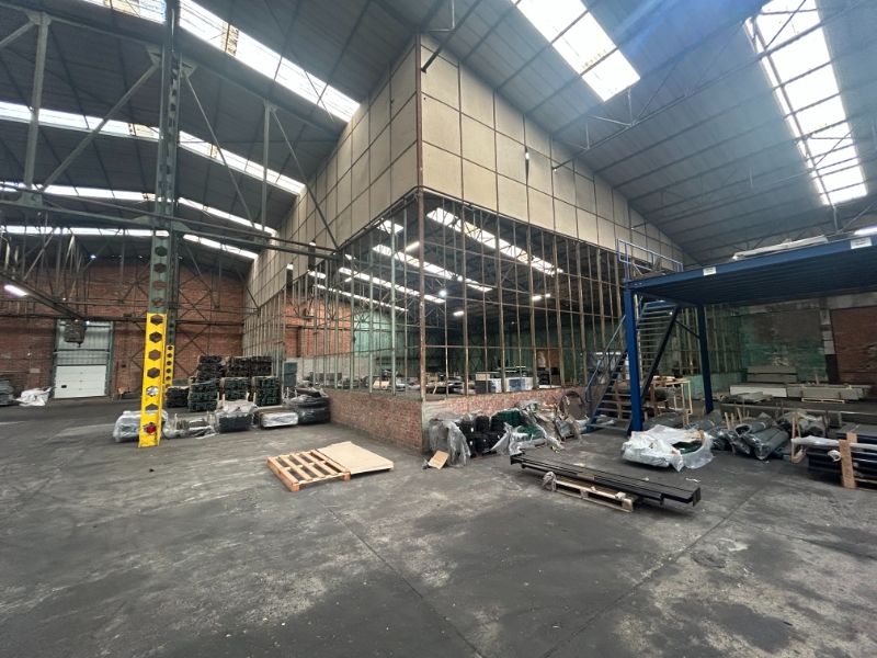 Ruim industrieel magazijn van ca. 6.900 m² met parkeerfaciliteiten foto 4