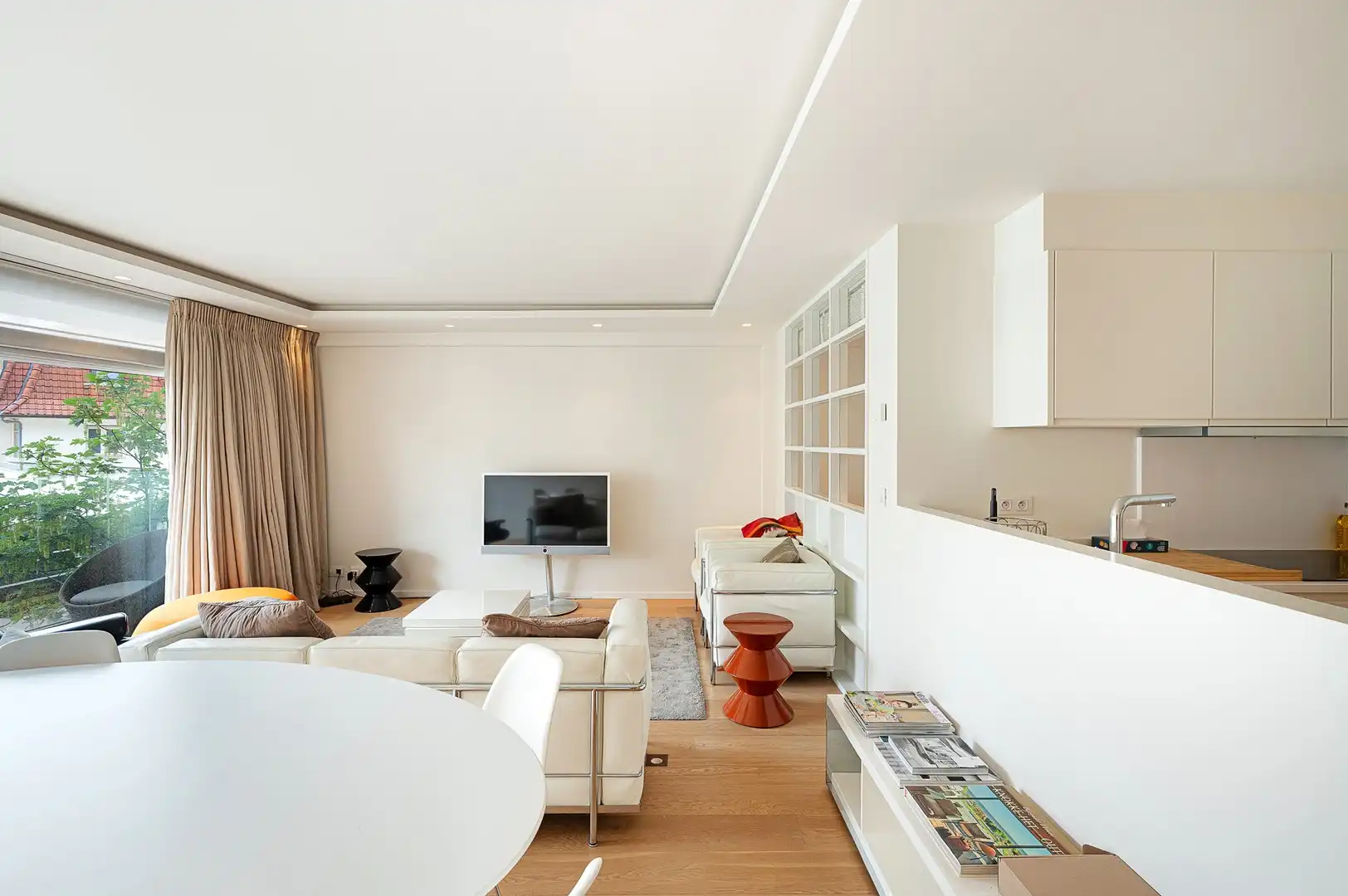 Hedendaags appartement genietend van een open zicht, centraal gelegen op de Kustlaan in het Zoute. foto 7