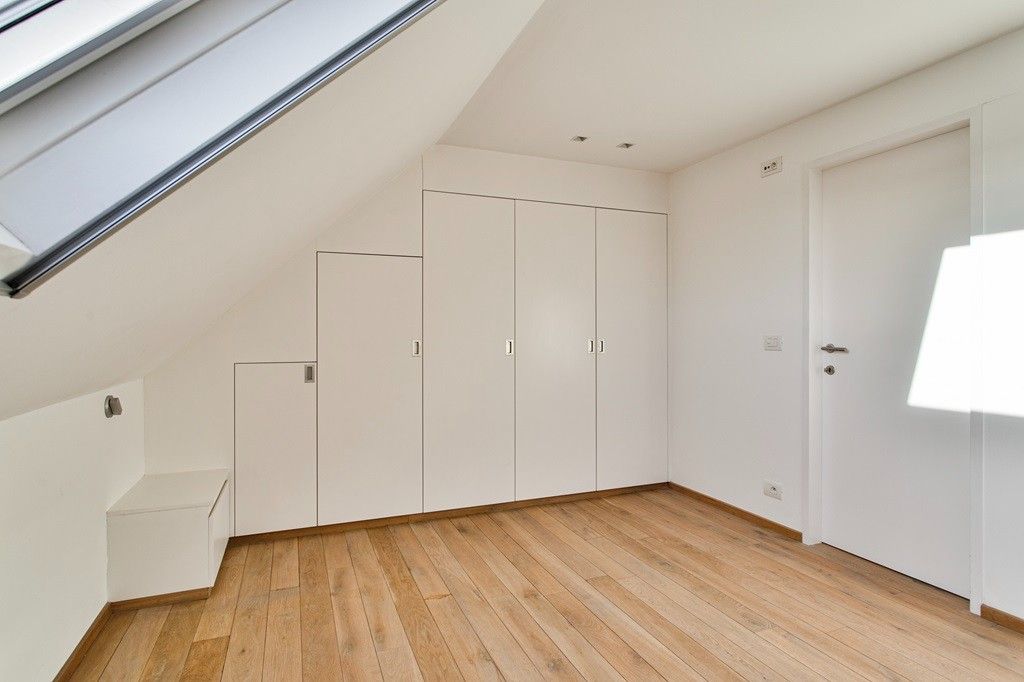 POPERINGE: Unieke woning met een perfecte balans tussen privéleven en professionele ambities - volledig gerenoveerd en instapklaar - met terrasje en dubbele garage op 111m² grondopp. foto 9