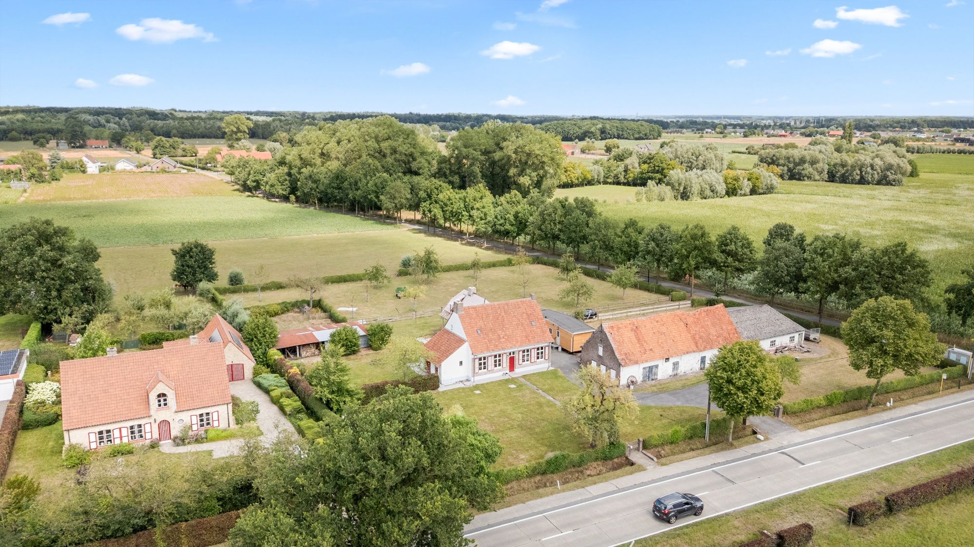 Charmante hoeve met paardenstallingen en schuur op 11.908 m² vlakbij het Drongengoed foto 5