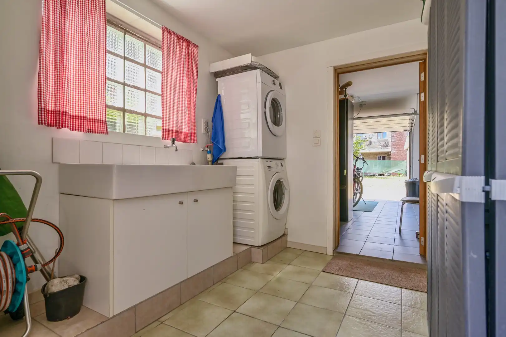 CENTRAAL GELEGEN,  INSTAPKLARE WONING MET GARAGE EN ACHTERUITWEG foto 9