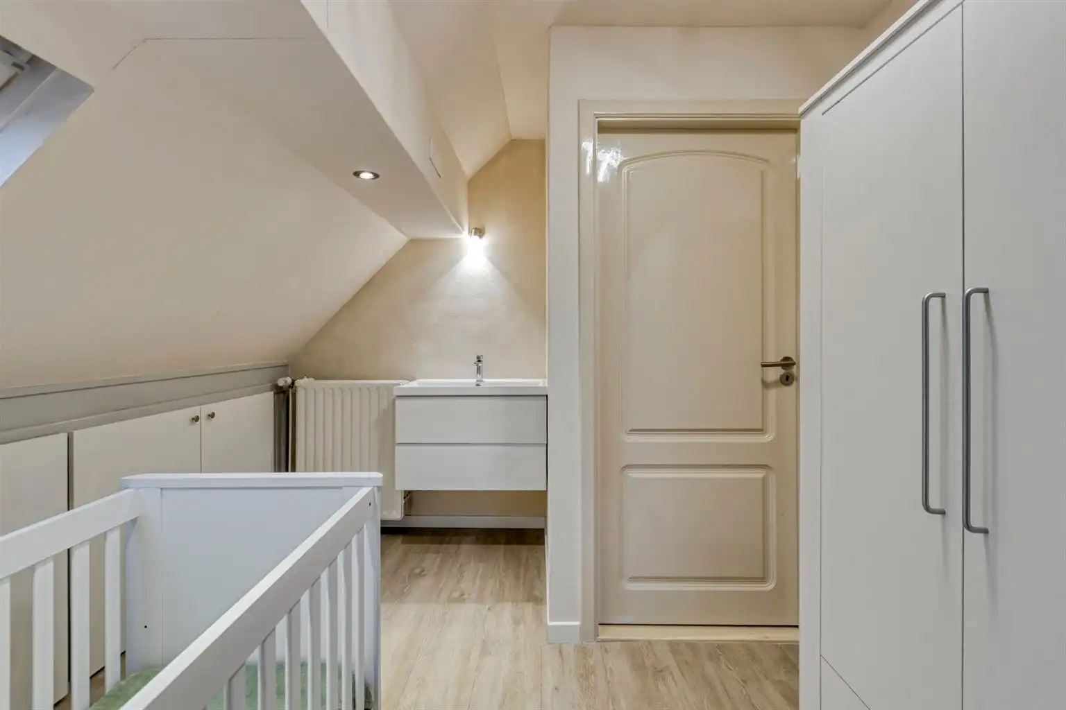 Vrijstaande woning met 3 slaapkamers, inpandige garage en een omheinde tuin, rustig gelegen nabij het centrum van Maaseik. foto 28