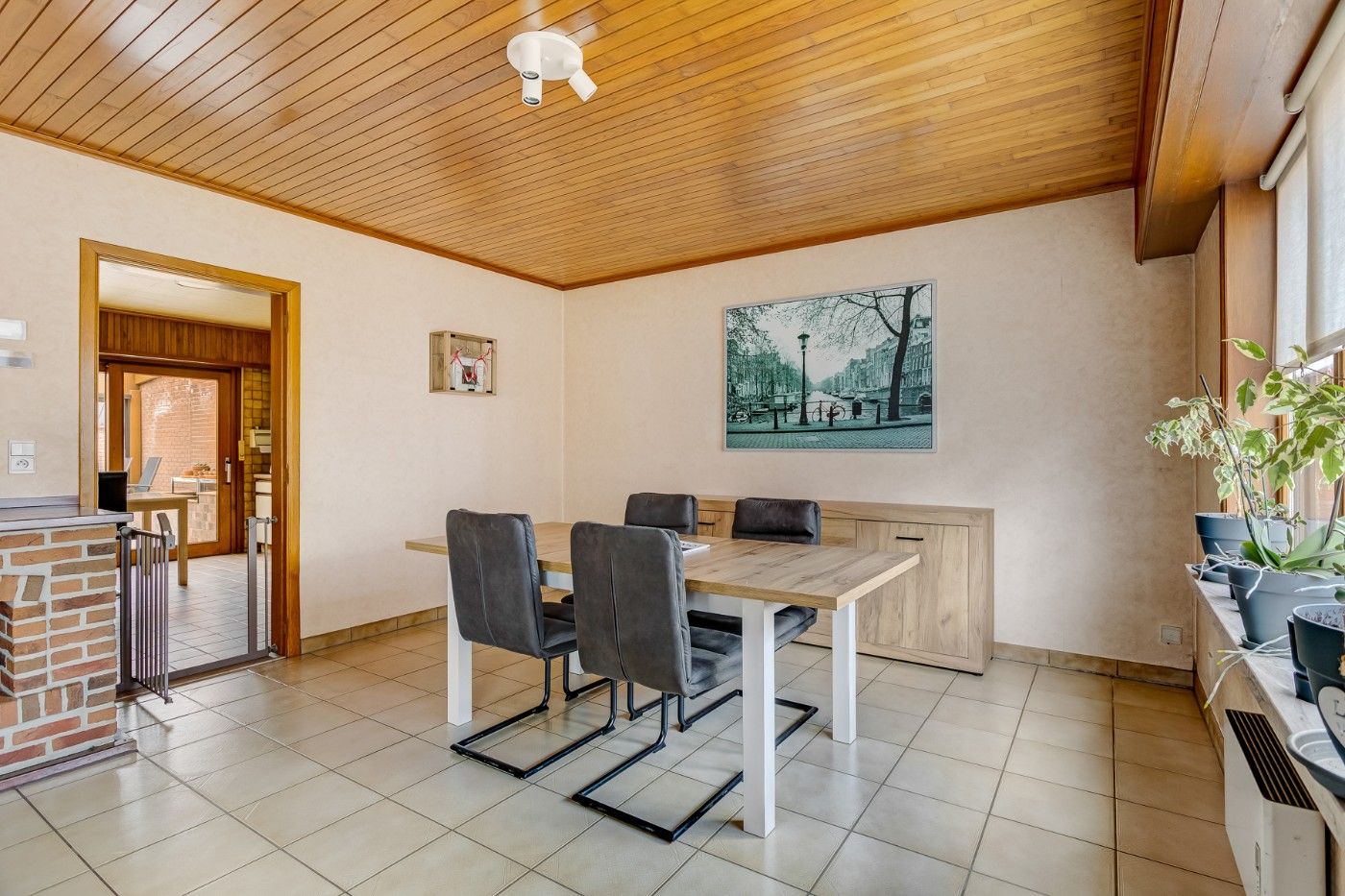 Gigantische, oerdegelijke woning met 4+ slpk., oprit, garage en west-tuin foto 6