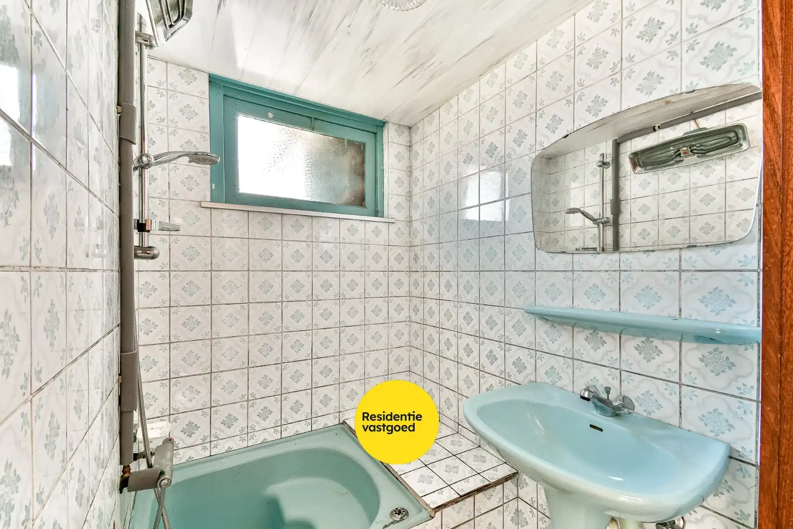 Te renoveren halfopen bebouwing met tuin en groot potentieel foto 8