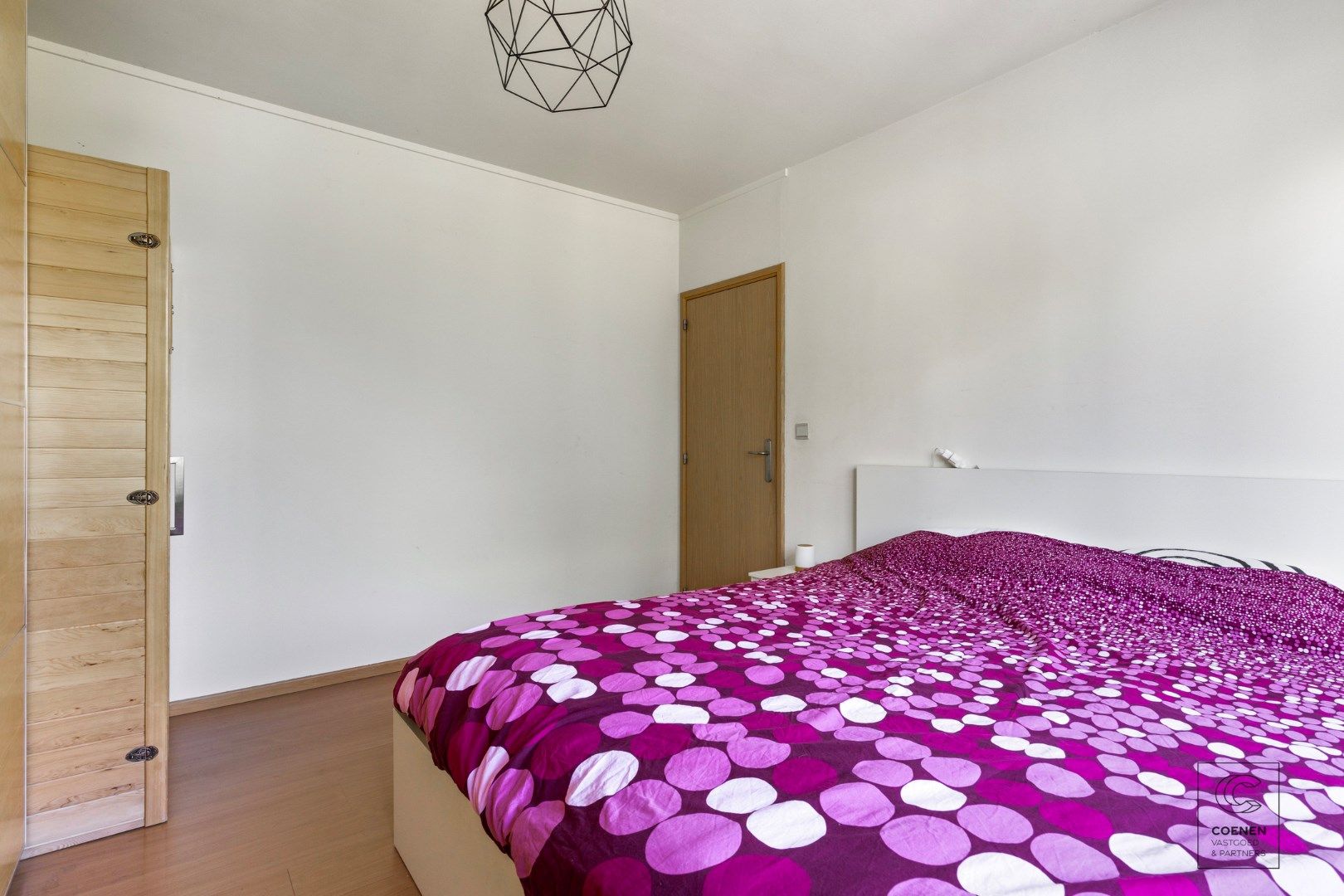 Instapklare bel-étage woning van 158 m² met drie slaapkamers op toplocatie te Linkeroever! foto 11