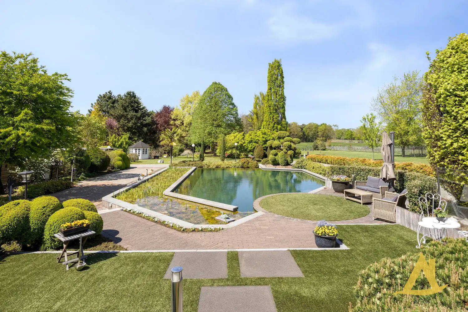 EXCLUSIEVE VILLA MET PARKTUIN EN ZWEMVIJVER OP EEN PERCEEL VAN 1HA 5A 16CA! foto 6