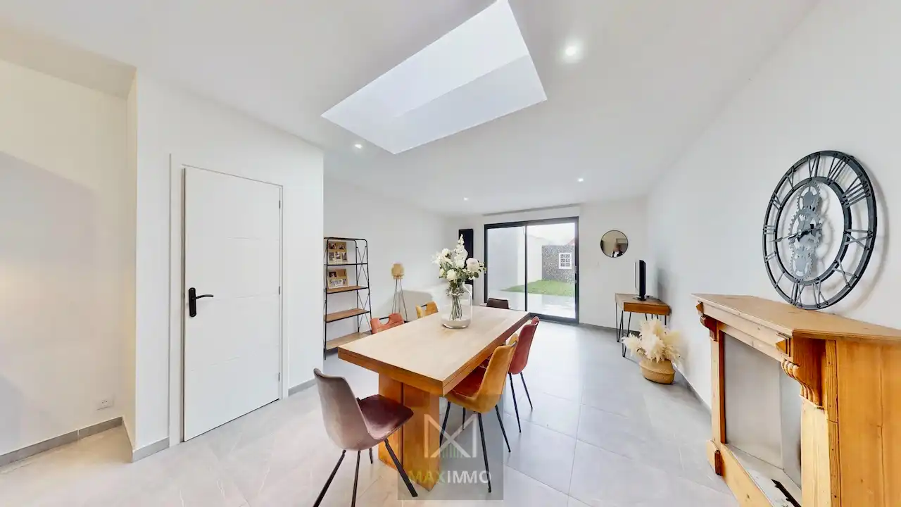 Totaal gerenoveerde woning met garage in het centrum van Lauwe foto {{pictureIndex}}