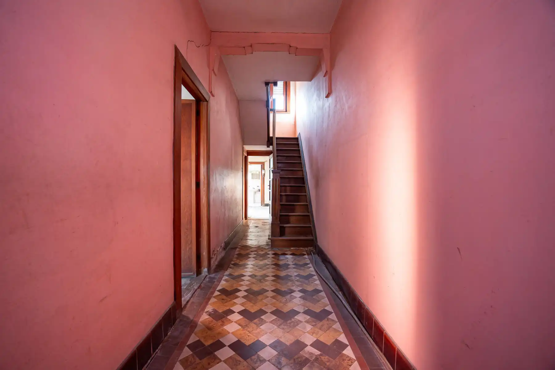 Te renoveren halfopen bebouwing met 3 slaapkamers in het centrum van Merksplas.  foto 2