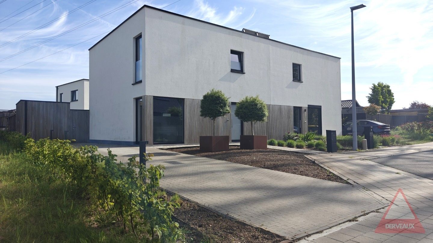 Roeselare – Instapklare halfopen nieuwbouwwoning met tuin en oprit foto {{pictureIndex}}