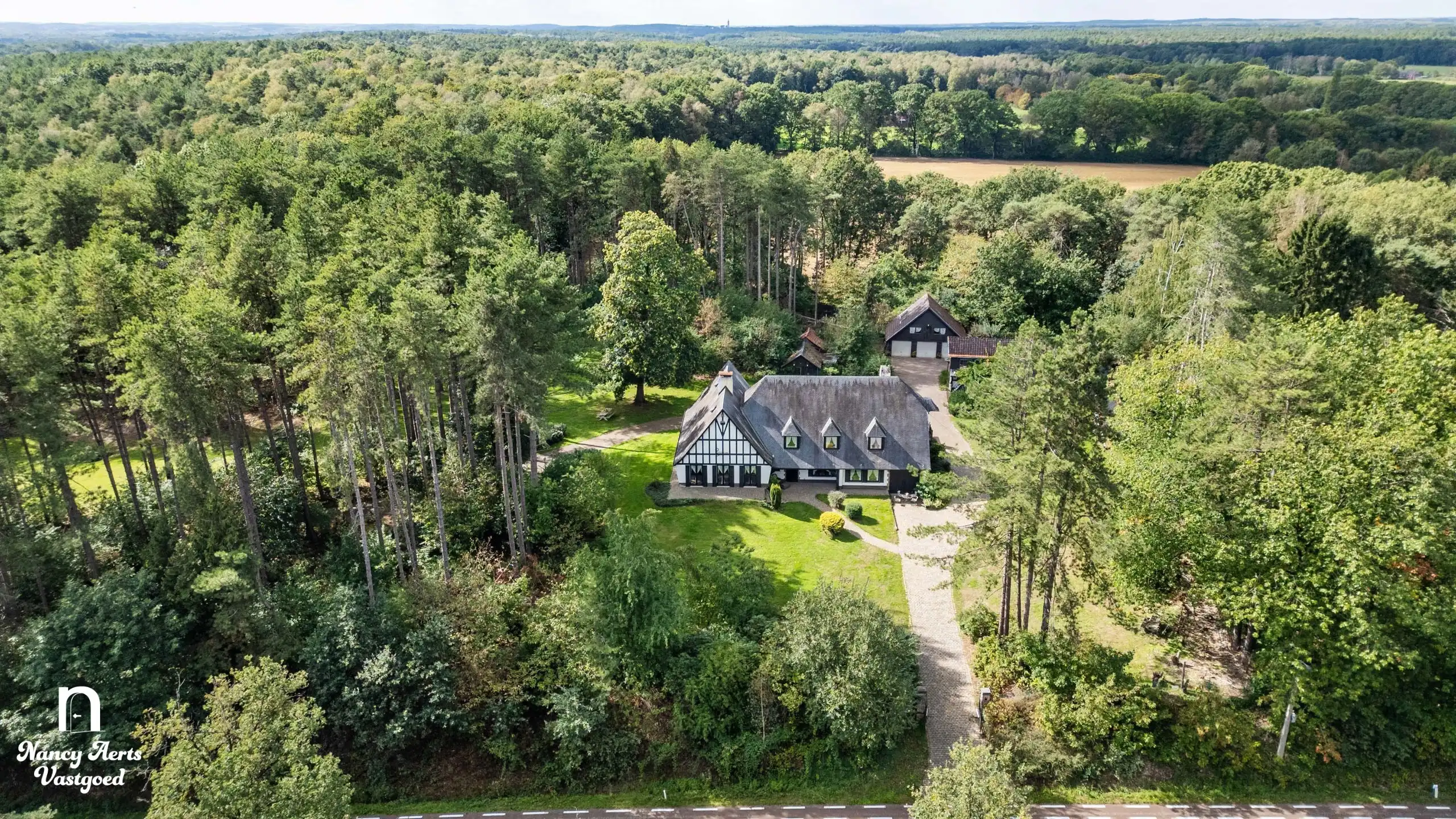 Exclusief landgoed op 1,28 ha met villa en paardenstallen foto 2