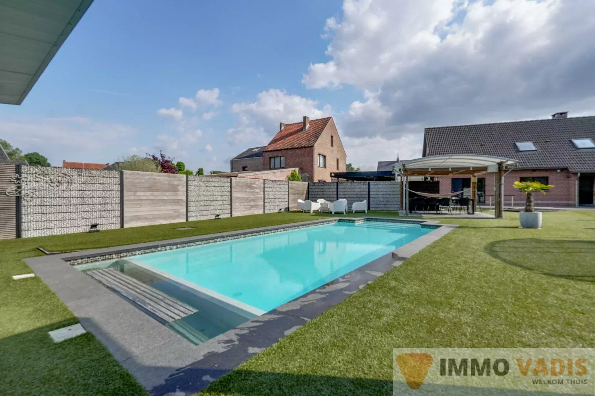 Ruime luxewoning met zwembad foto 23
