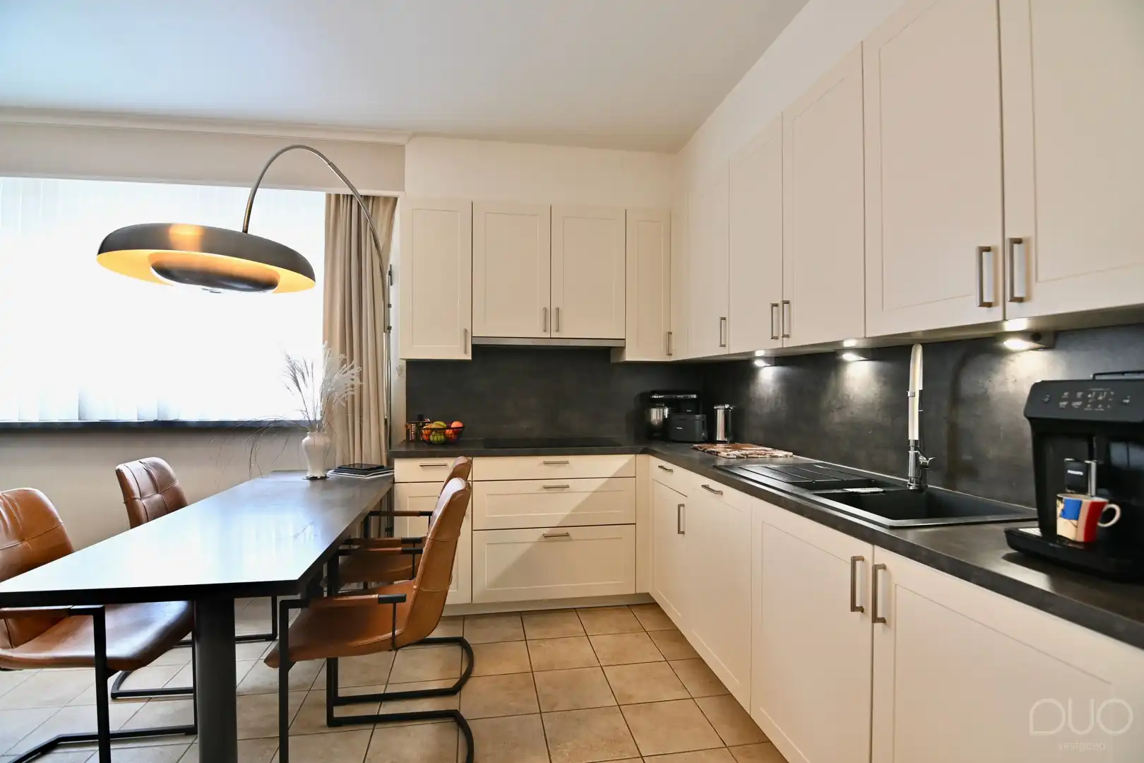 Ruim en luxueus afgewerkt 3-slaapkamerappartement (155 m²) met privé-inkom, kelder en garage in Heers foto 3