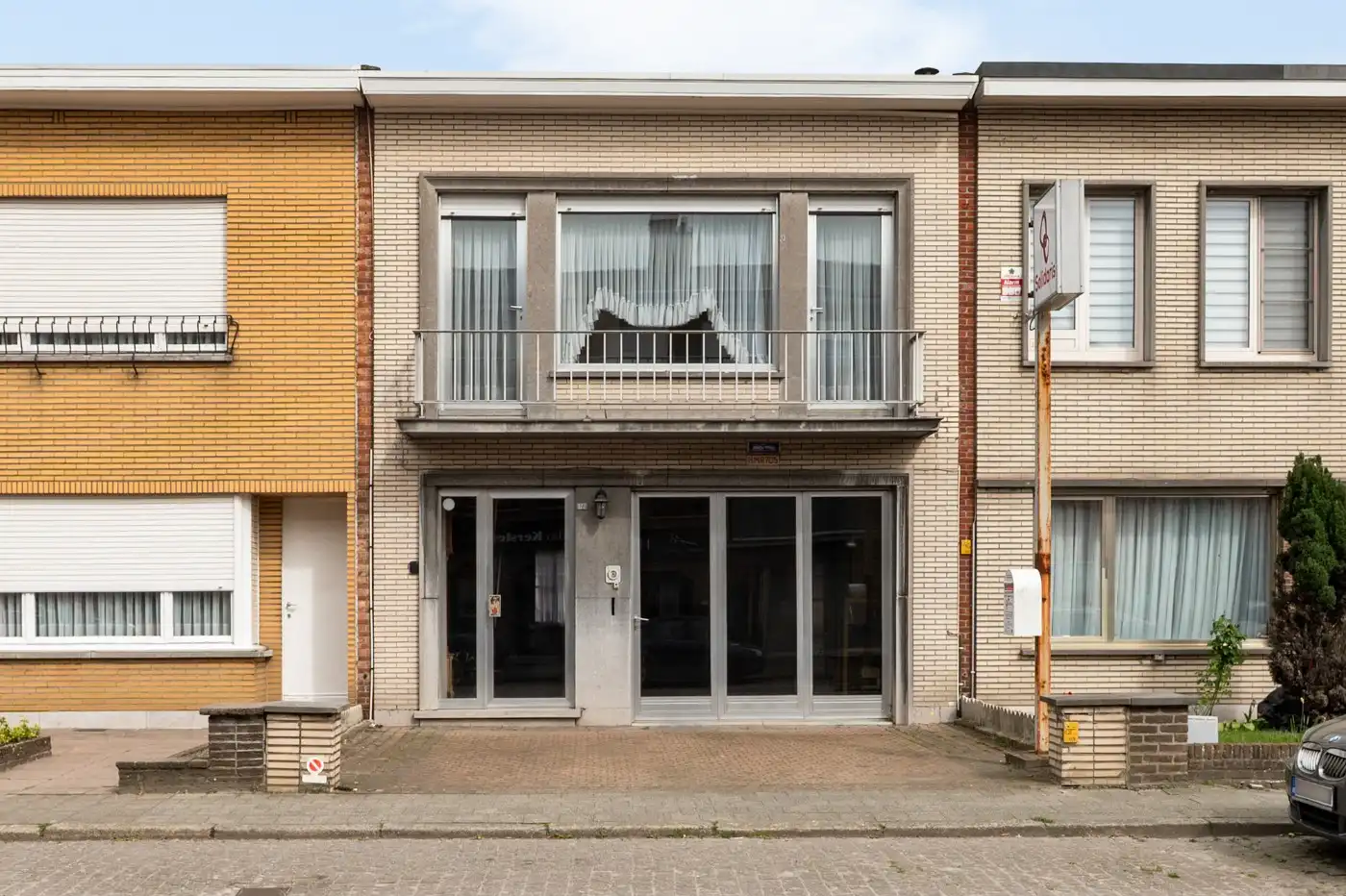 Hoofdfoto van de publicatie: Te renoveren woning met 2 slpk., dubbele garage en tuin
