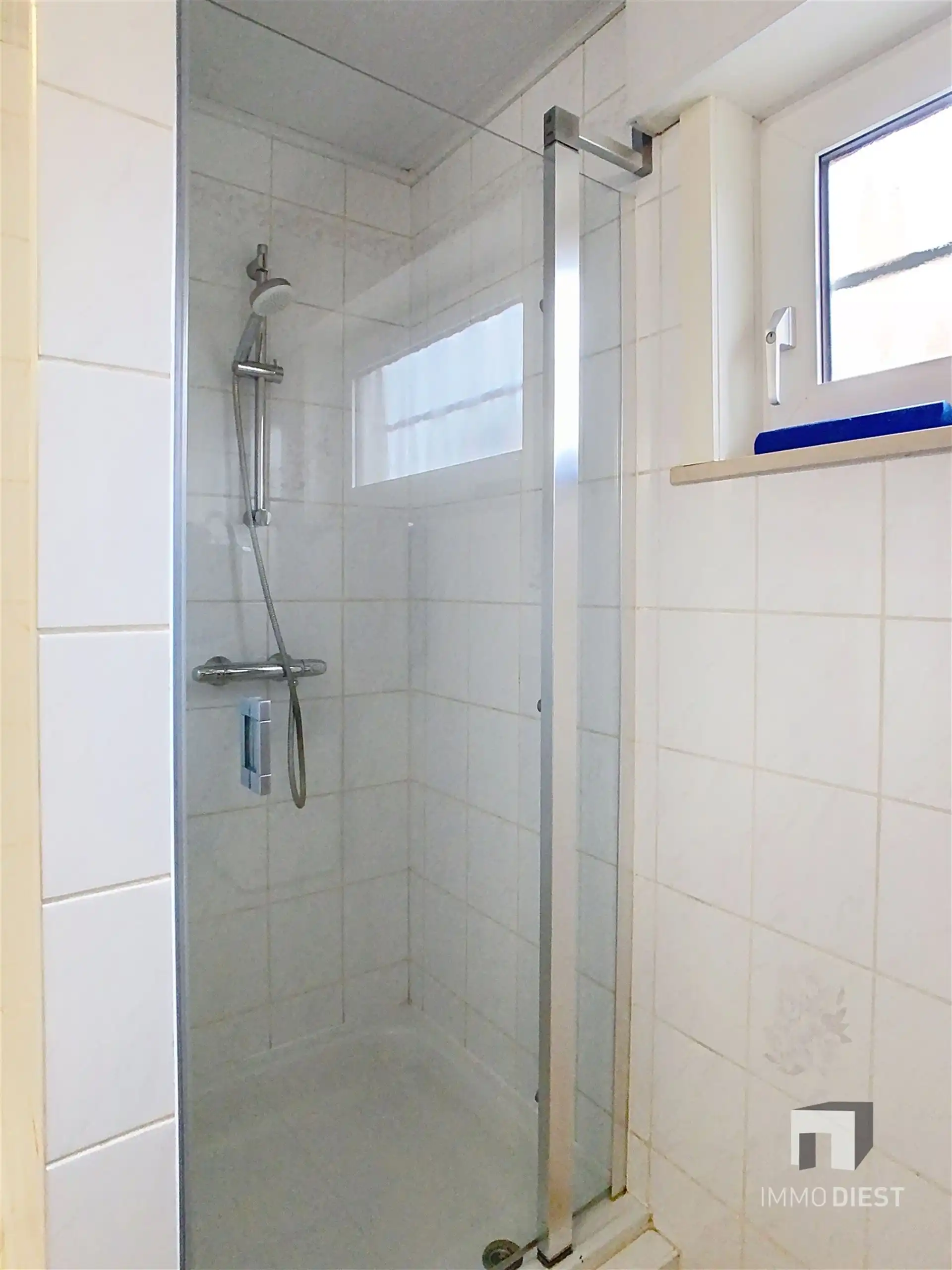 Energiezuinige en prima onderhouden gezinswoning met 4/5 slaapkamers en zwembad op 10 are. foto 21