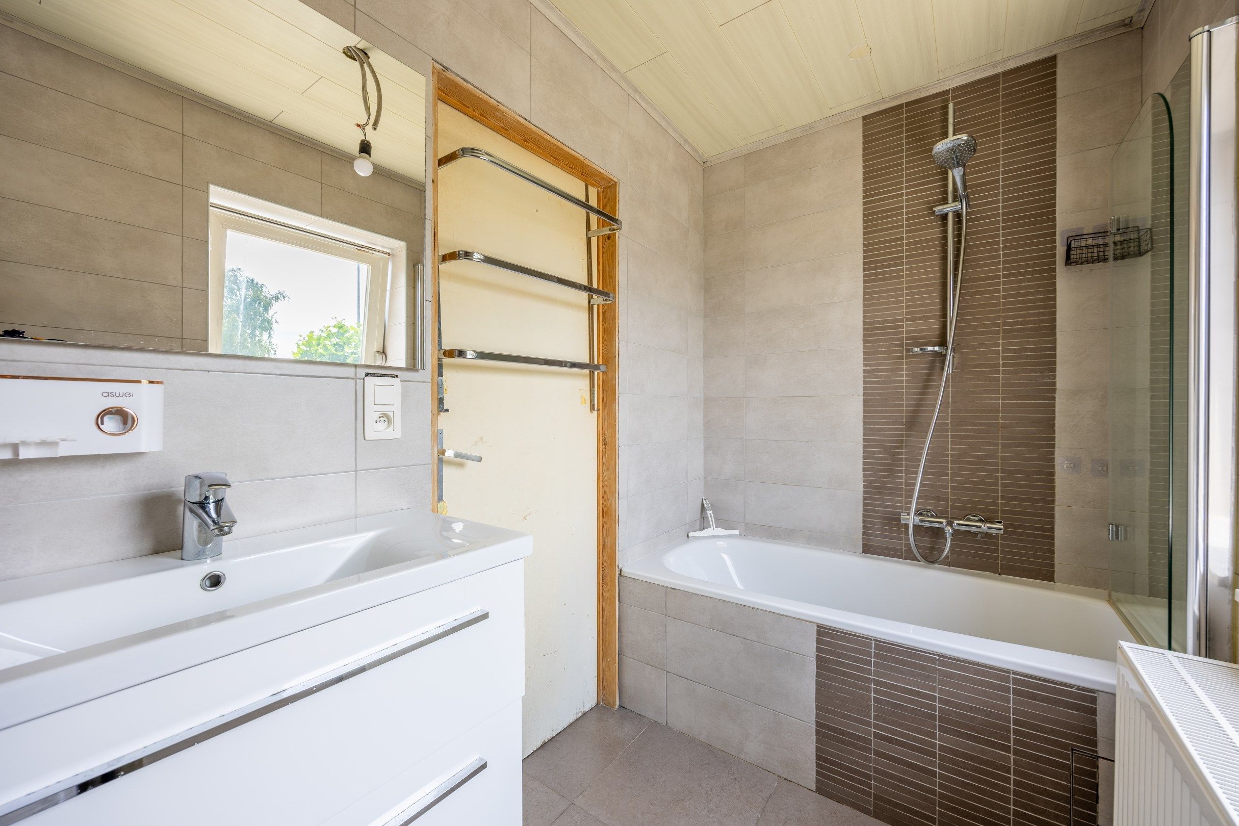 Verder te renoveren halfopen woning met uitweg.  foto 12