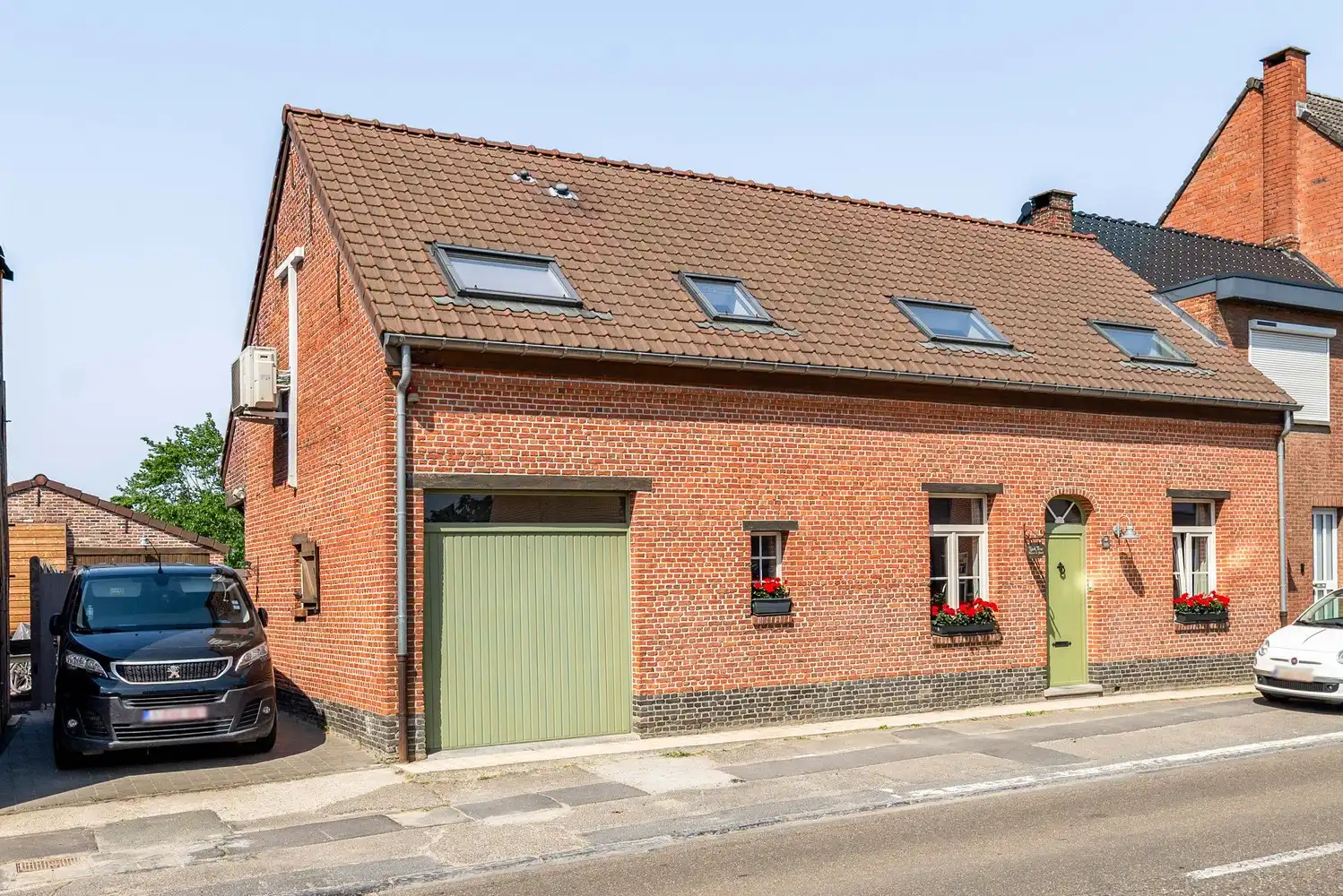 Karaktervolle hoeve met 4 slaapkamers, magazijn en ruime tuin te Lint foto 2