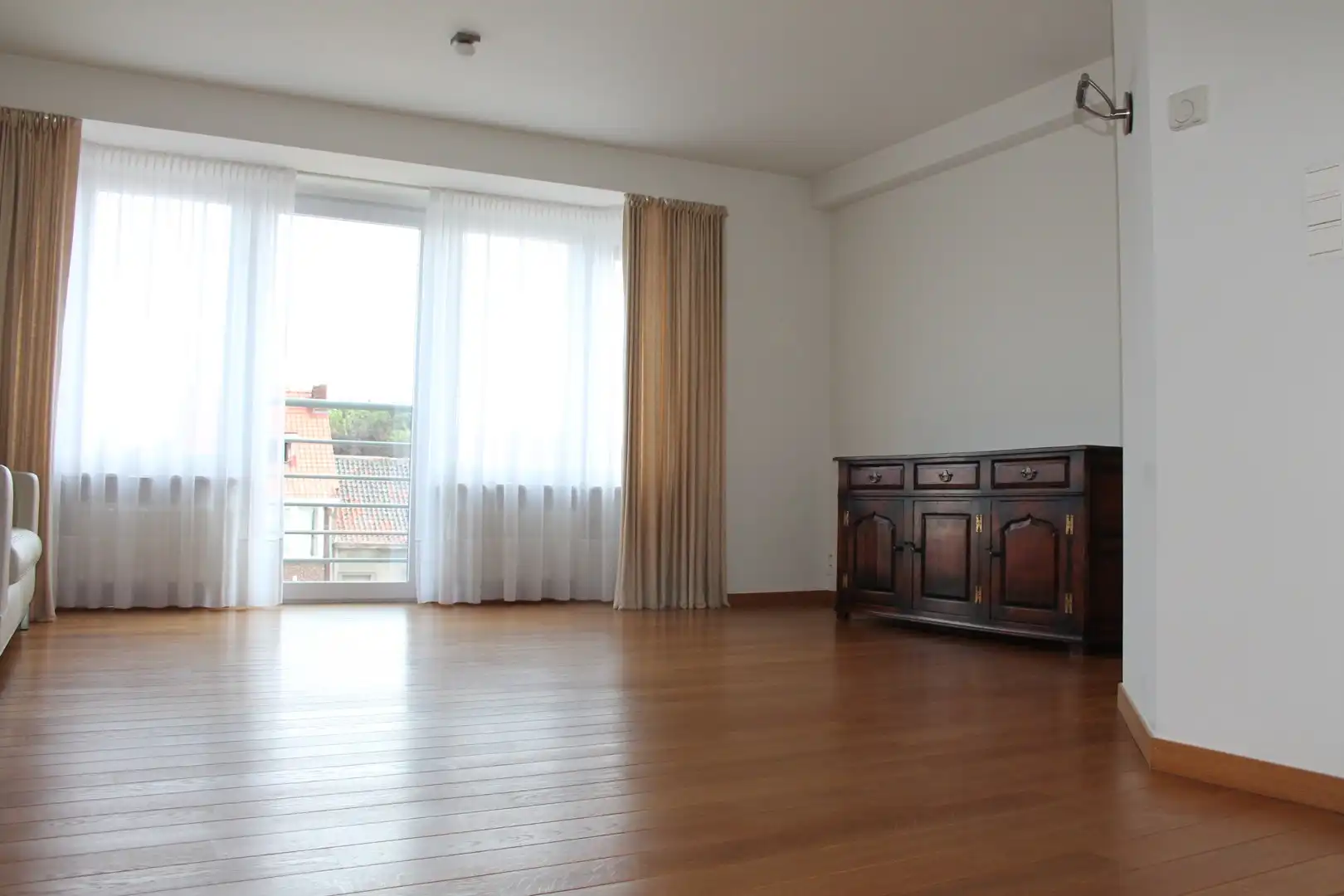 Lichtrijk appartement te koop in centrum Eeklo foto 2