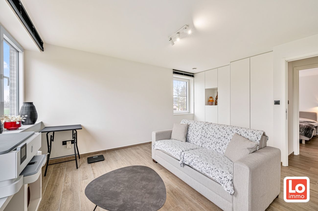 VERKOCHT! Instapklare halfopen nieuwbouw woning met inpandige garage en open zicht op een landelijke locatie in Beervelde! foto 15